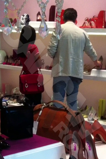 Politicianul a studiat pantofii cu toc