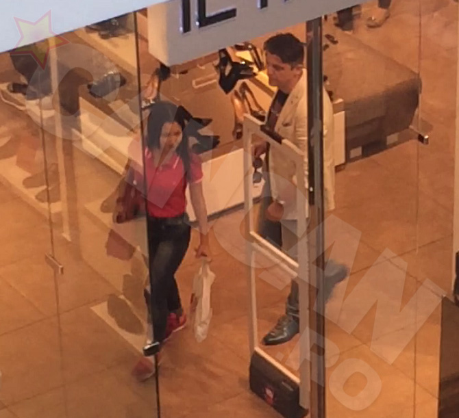 Politicianul a vrut sa o cadoriseasca pe bruneta