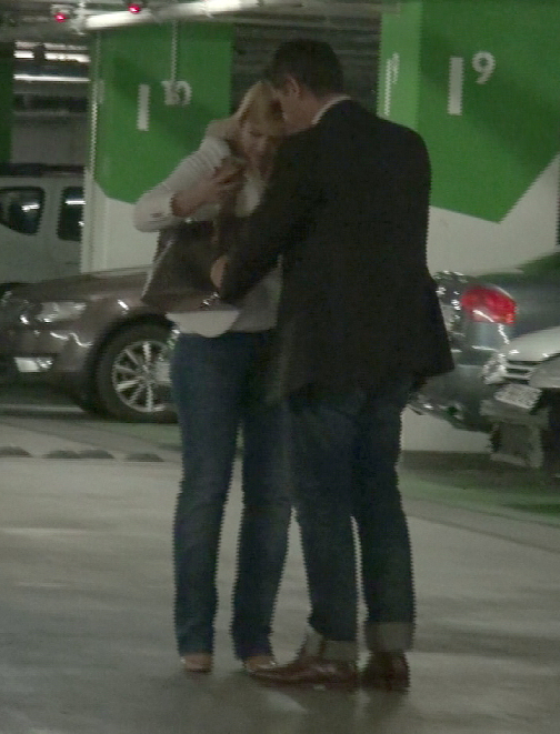 In parcare, femeia si-a schimbat geanta veche, cu cea noua