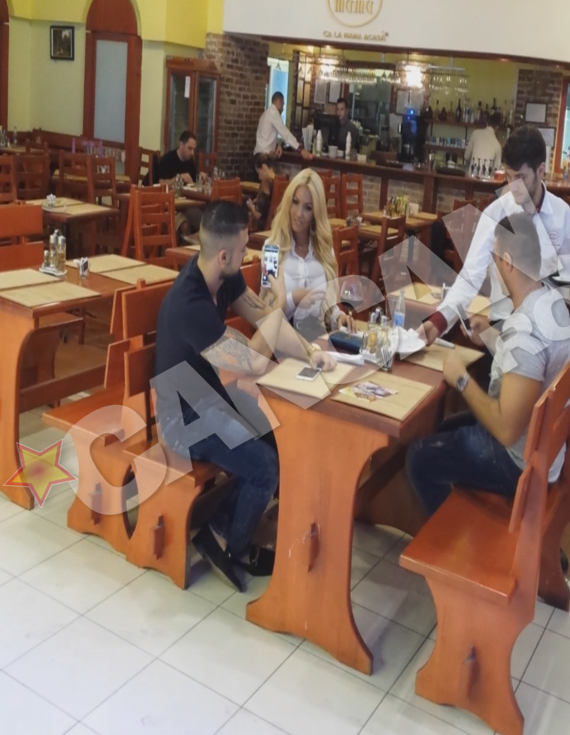 Ii cere tanarului sa ii faca o fotografie