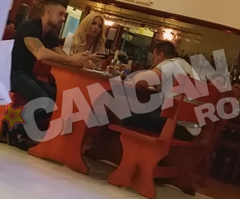 Blonda savureaza un pahar de vin rosu