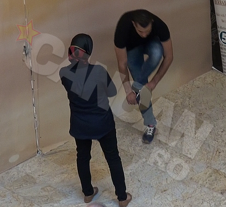La finalul rugaciunii, barbatul s-a incaltat si si-a vazut de treaba prin mall