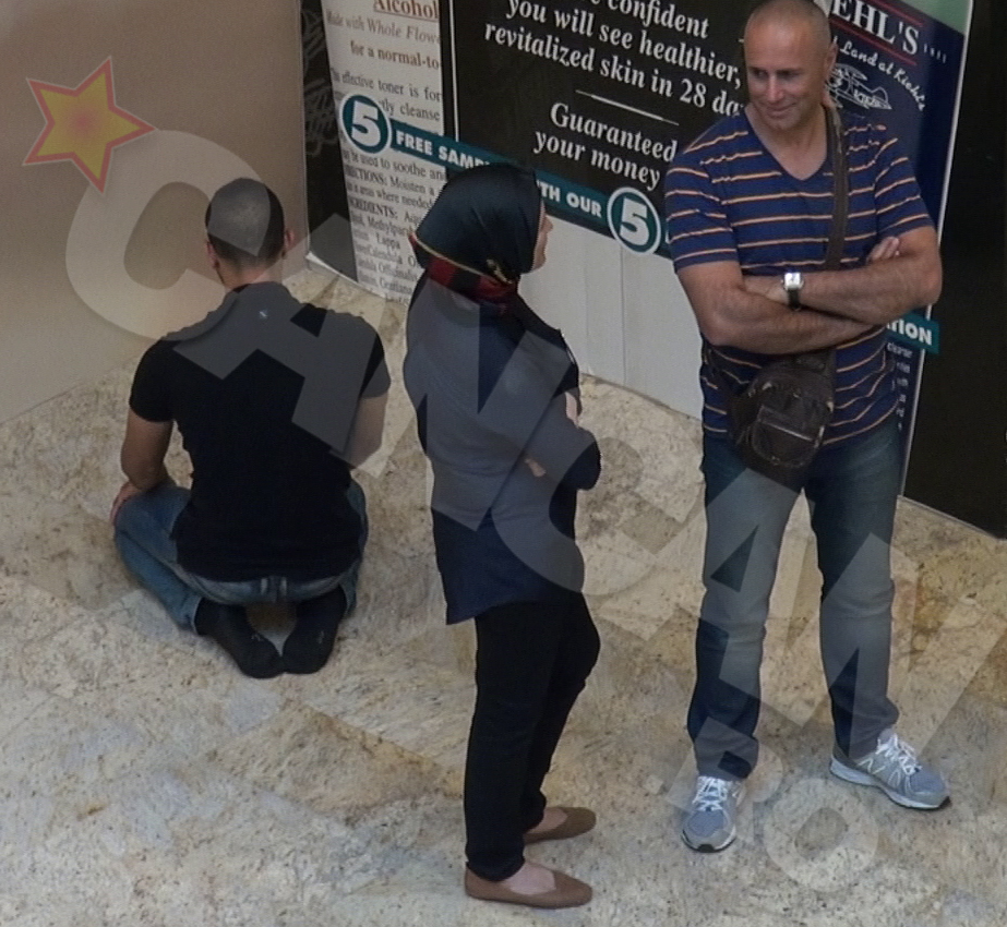 In timp ce el se ruga, alte doua persoane au stat langa el