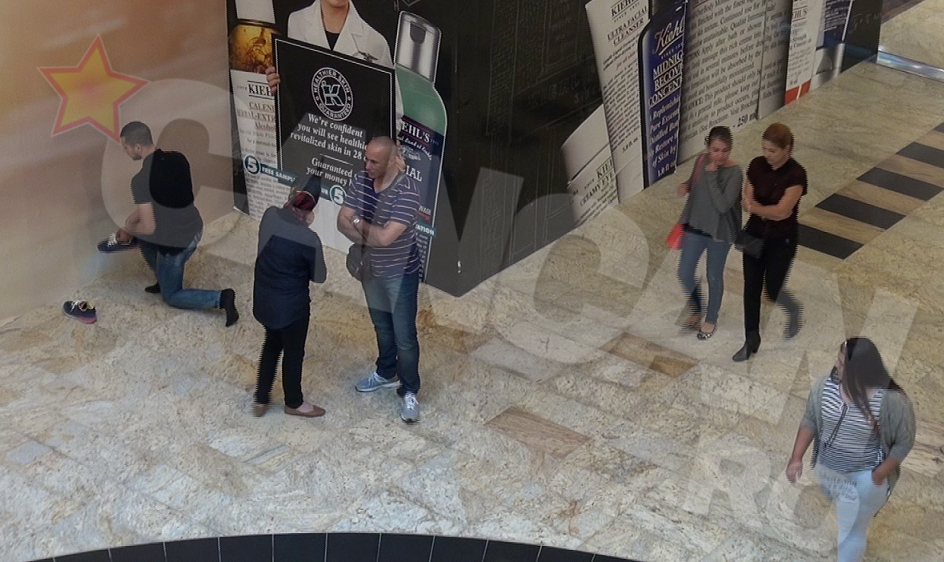 Toata lumea a fost surprinsa sa-l vada pe tanar rugandu-se in mall