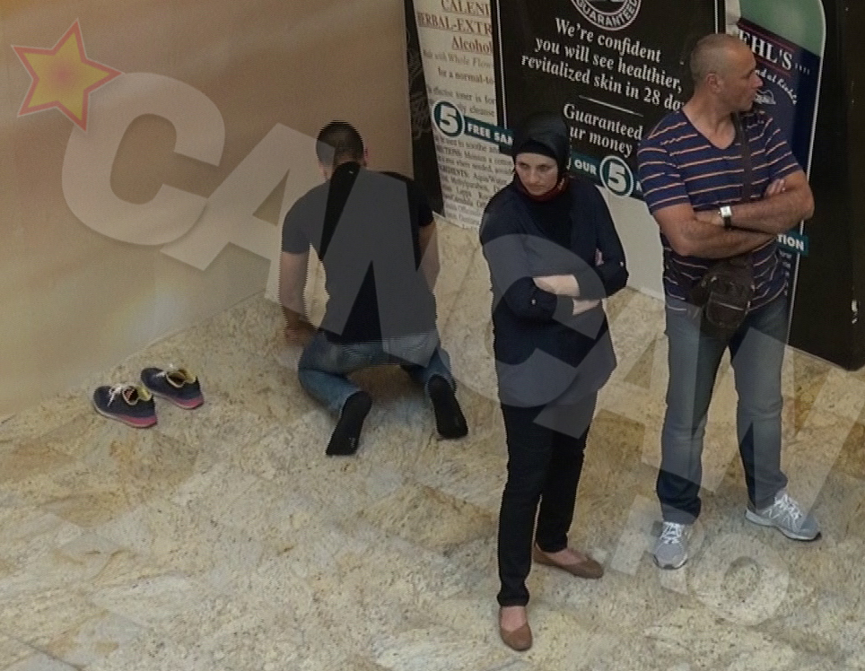 Barbatul si-a facut una din cele 5 rugaciuni zilnice obligatorii pentru orice musulman