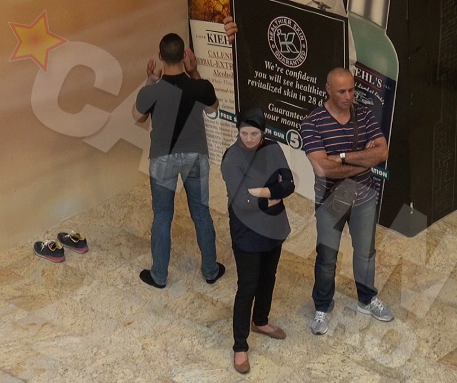 Barbatul a ales un loc retras si s-a rugat cu fata spre orasul sfant, Mecca