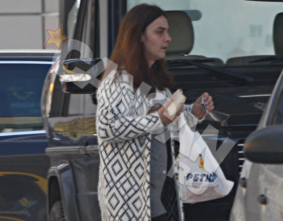 Femeia avea in mana o hartie de 5 lei, pe care i-a inmanat-o barbatului care i-a facut plinul