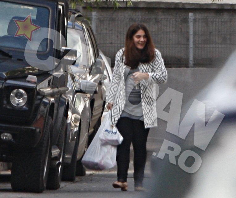 Si in momentul cand a ajuns acasa, in Primaverii, Emilia i-a zambit unei vecine