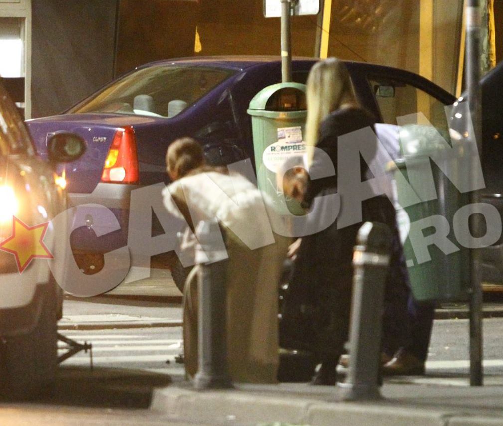 Denisa şi Raluca nu au mai putut pleca acasă din cauza faptului că cineva le-a făcut pană la maşină