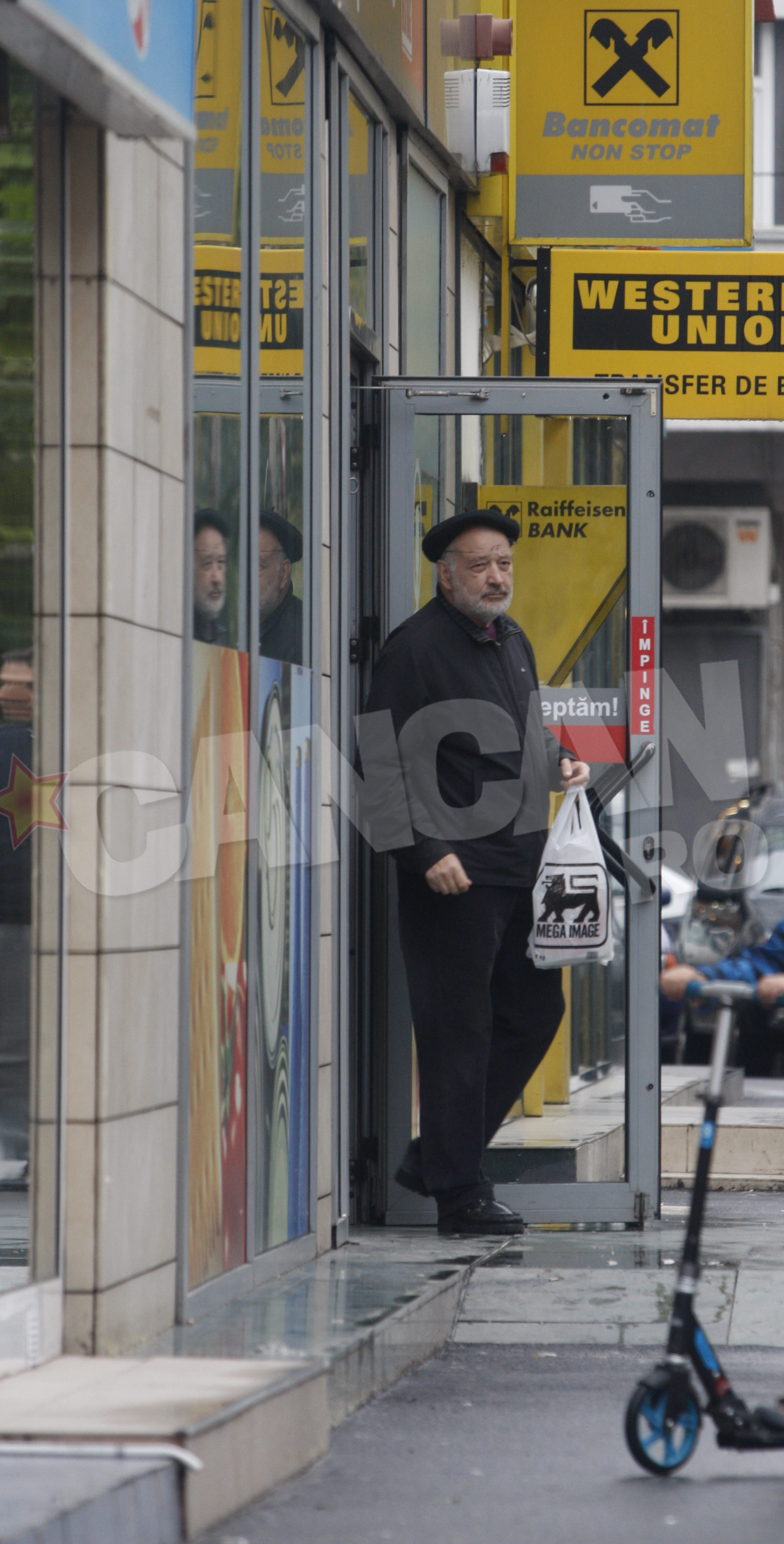 Tanase nu a stat prea mult in magazin, semn ca stia foarte bine ce vrea sa cumpere