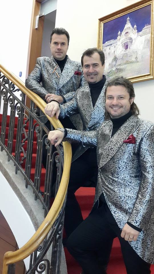 Octavian Dobrota este unul dintre cei trei tenori din trupa Distinto