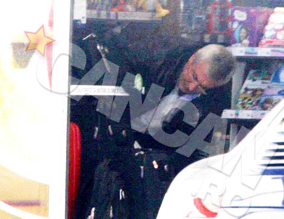 Calin Popescu Tariceanu si-a ales singur rucsacul din raft