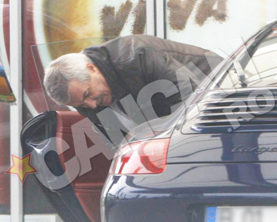 Tariceanu si-a inspectat masina inainte sa plece din benzinarie