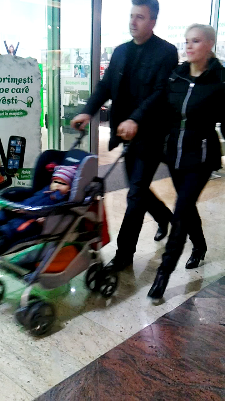 Fiul vedetei TV priveste curios spre animatia din jurul sau