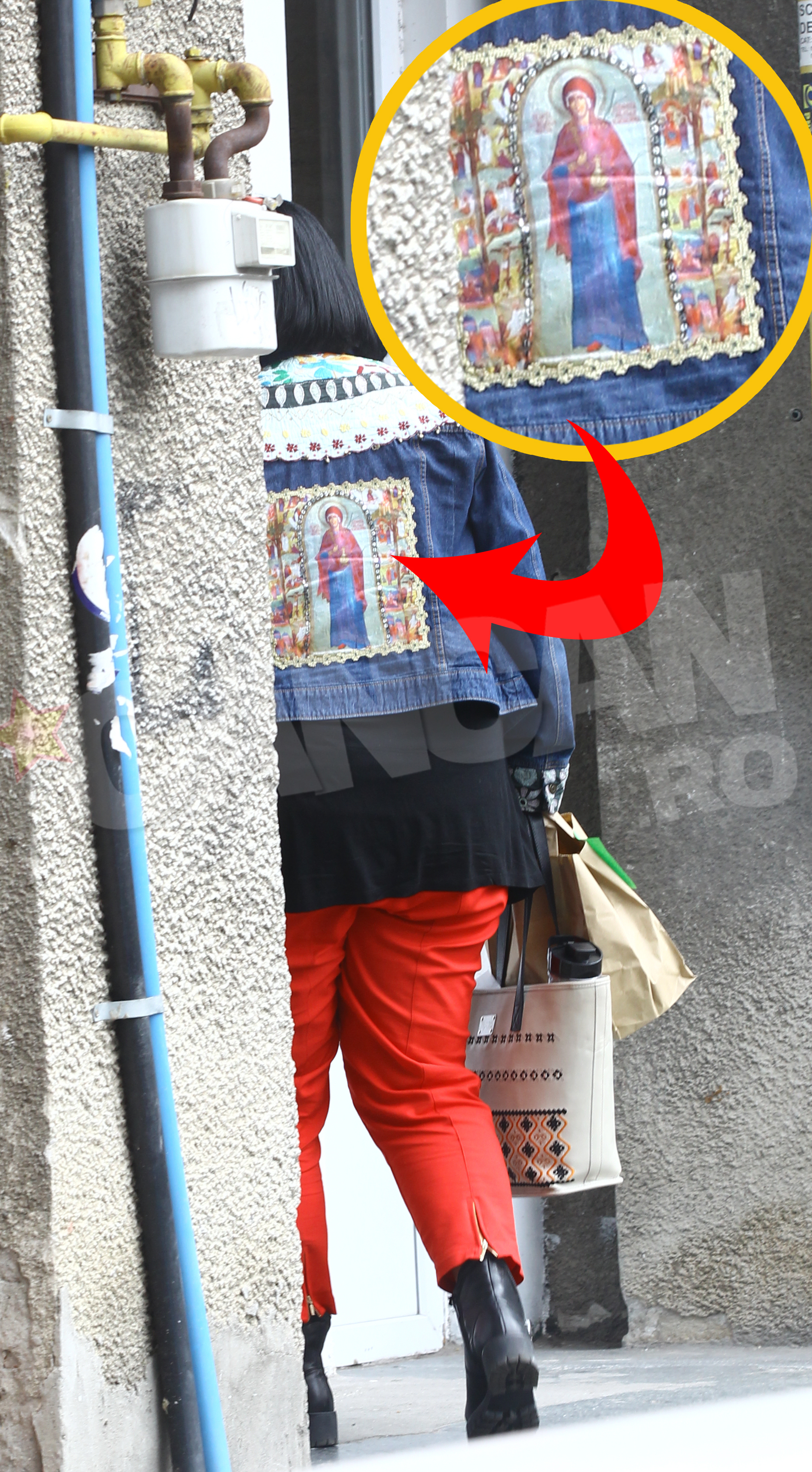 Vedeta TV poarta o geaca originala. Pe spate are o icoana cu Maica Domnului