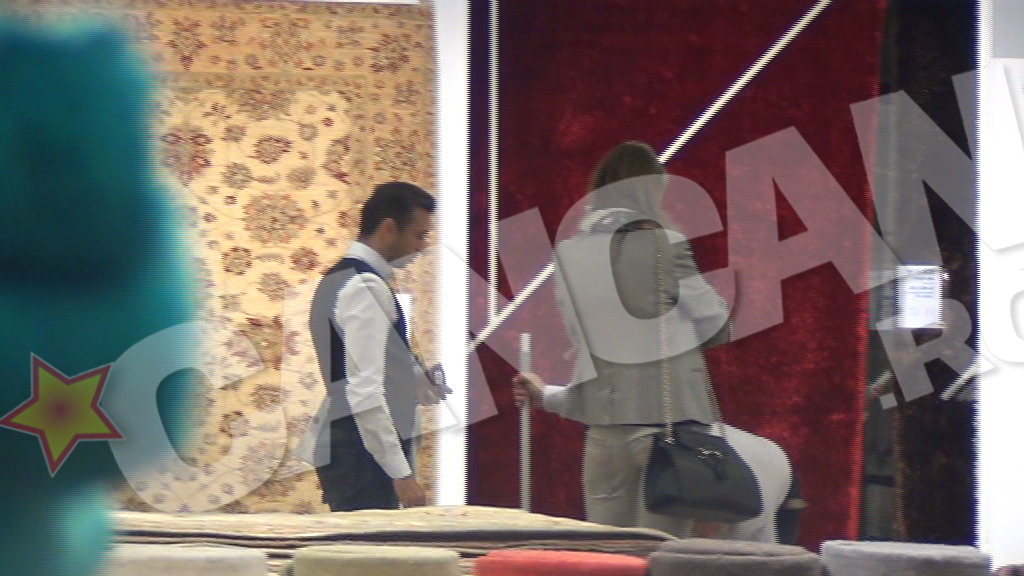 Sanmartean si sotia lui s-au uitat la mai multe covoare