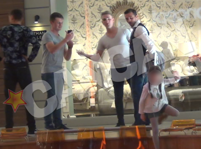 Cat timp s-a fotografiat cu fanii sai, Sanmartean a fost atent ca fiica lui sa nu se indeparteze