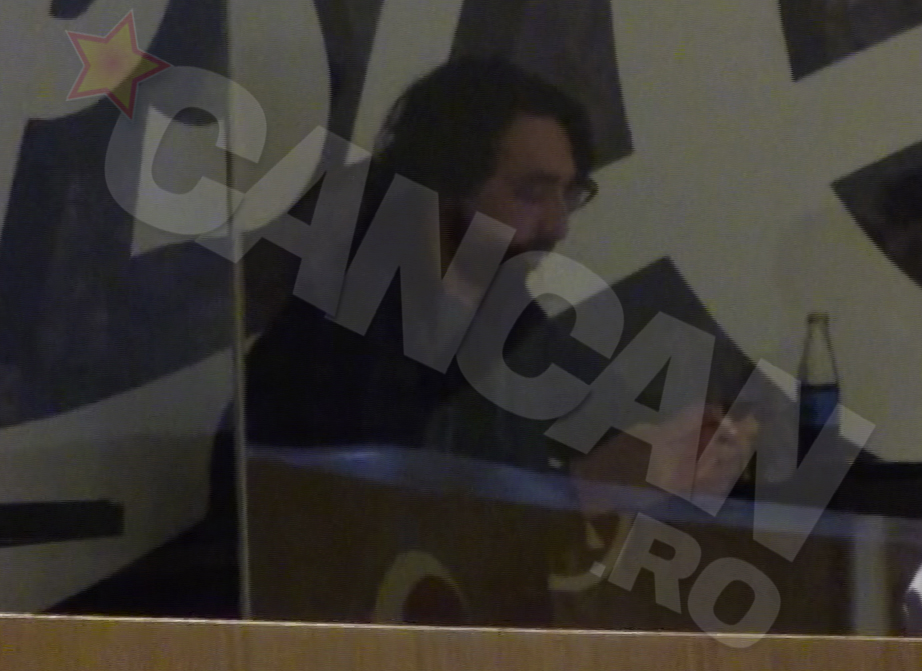 Brunetul misterios a asteptat-o intr-o cafenea, insa ea nu l-a urmat