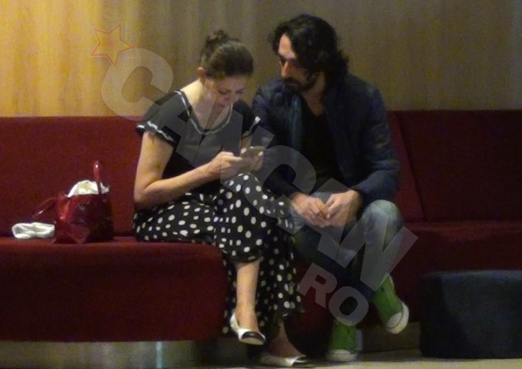 Rita n-a putut sa-si desprinda ochii de ecranul telefonului