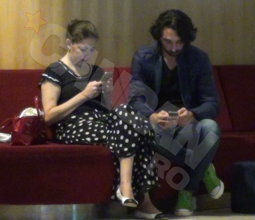 Tinerelul n-a avut de ales decat sa-si scoata si el telefonul