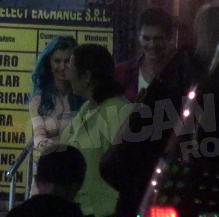 Cantareata si iubitul ei au iesit din farmacie cu zambetul pe buze