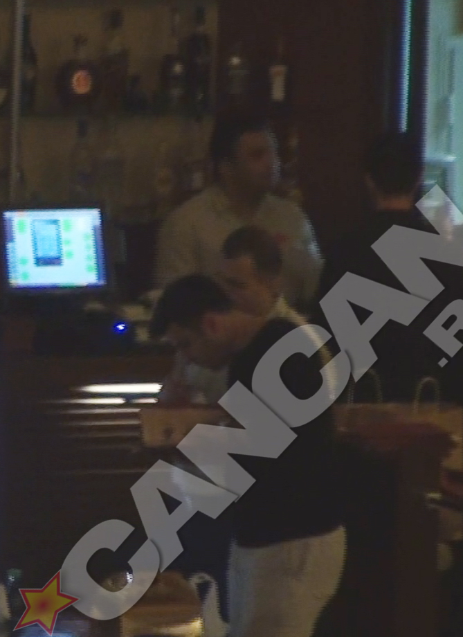 Cornel se uita atent pe meniul unei cafenele