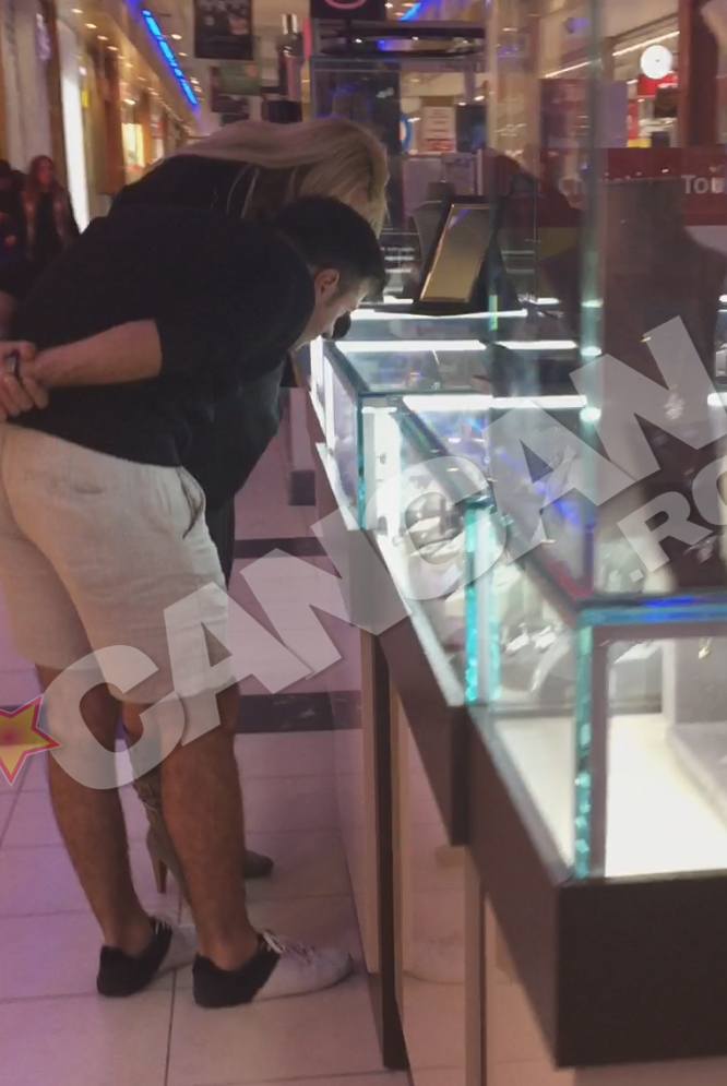 Cei doi se opresc la un magazin de bijuterii