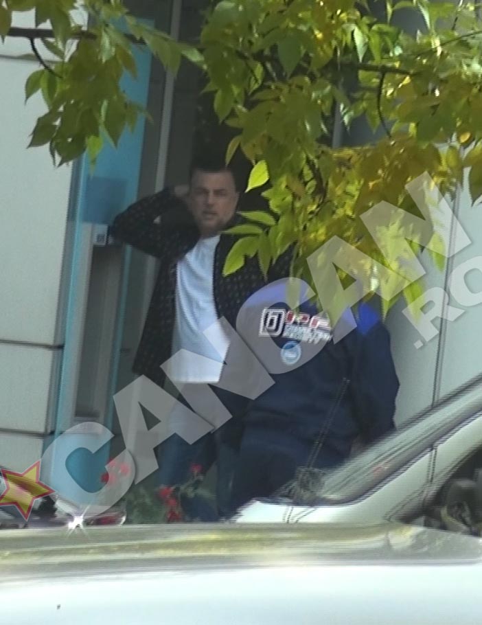 Adrian nu poate scoate cardul din bancomat