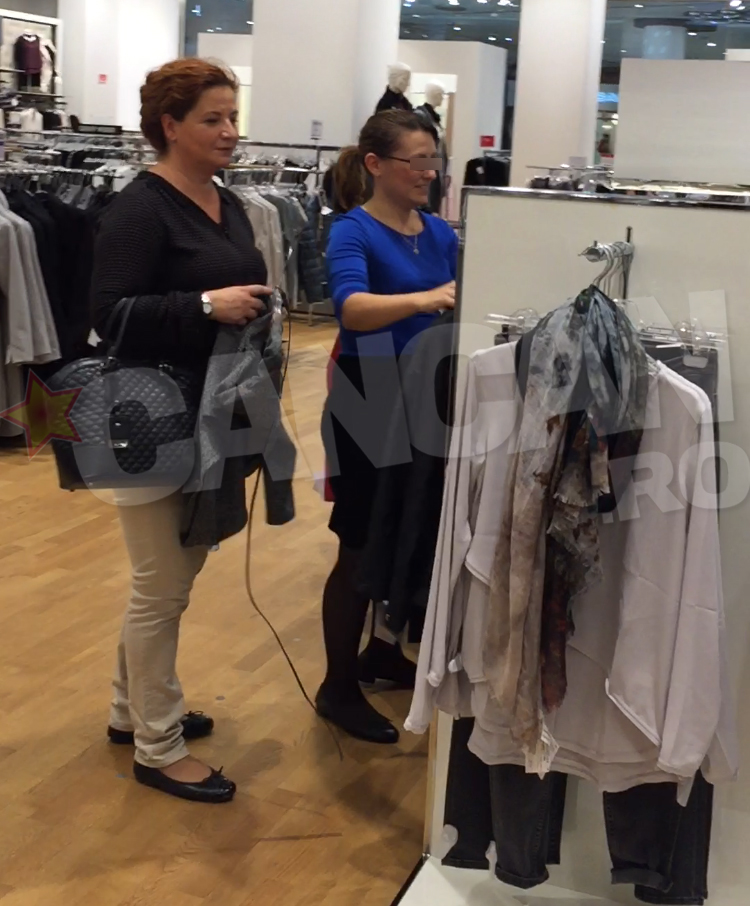 In cele din urma, doamna Virlan a ales o bluza