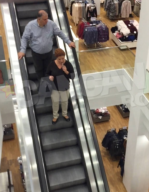 Sotia lui Horia Virlan fumeaza tigara electronica