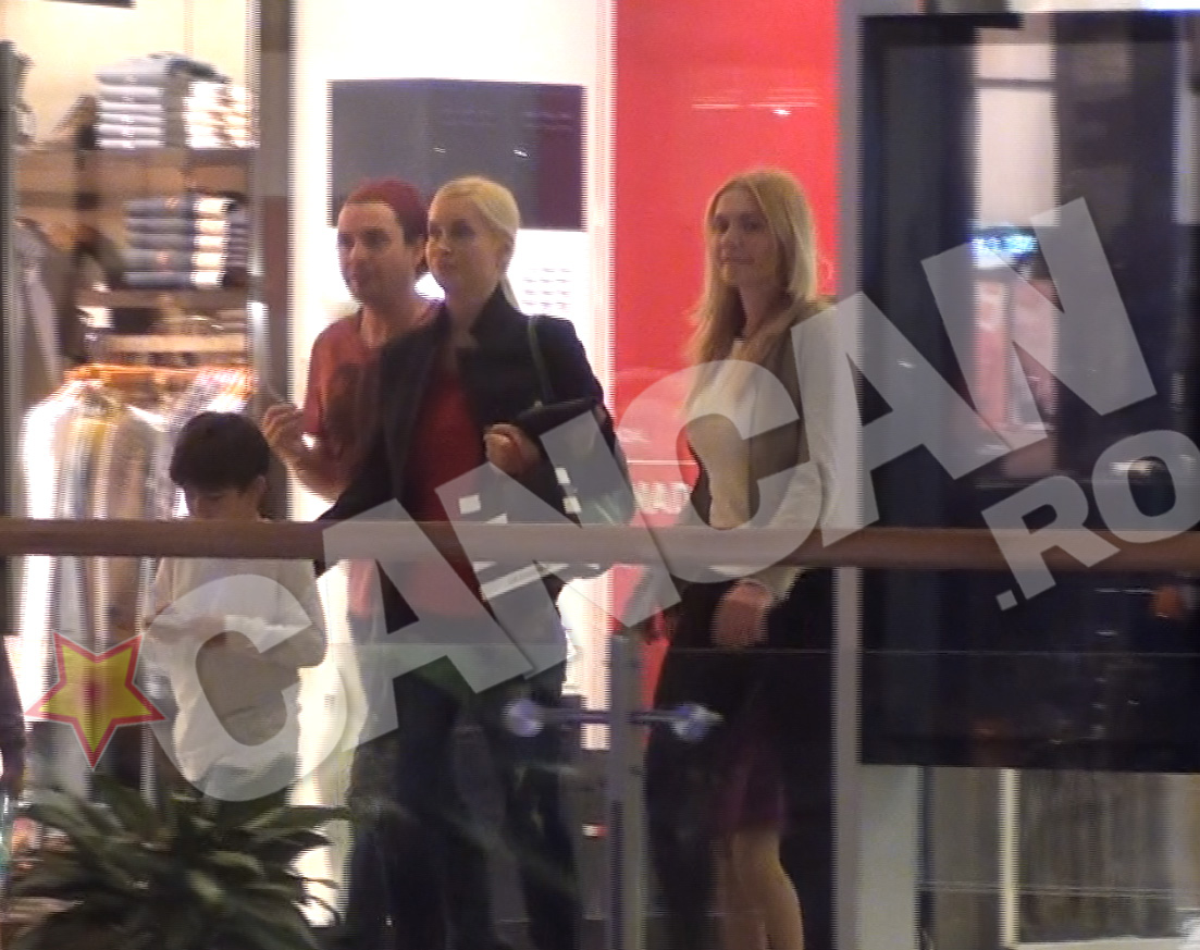 Cei trei si-au scos copiii la mall