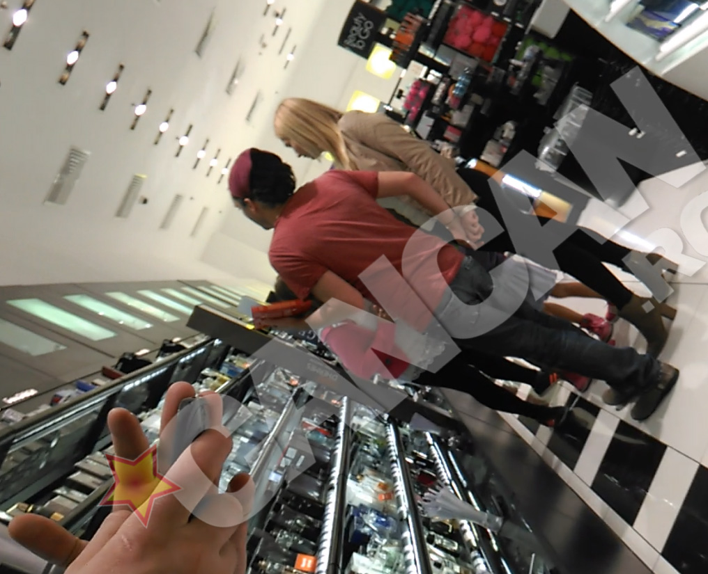 Cristina si iubitul ei au intrat intr-un magazin de parfumuri