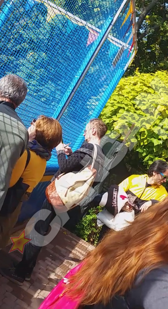 Mihai Albu o filmeaza pe Mikaela in timp ce se joaca