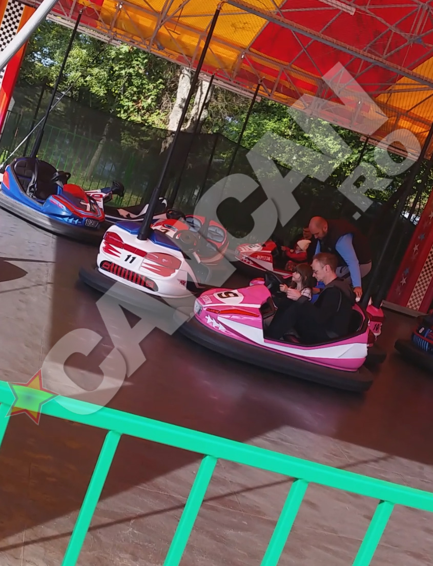 Mihai si Mikaela s-au urcat in masinute