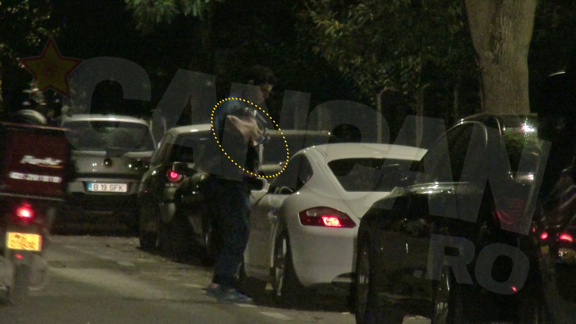 Tanarul tine in brate hainele Oanei