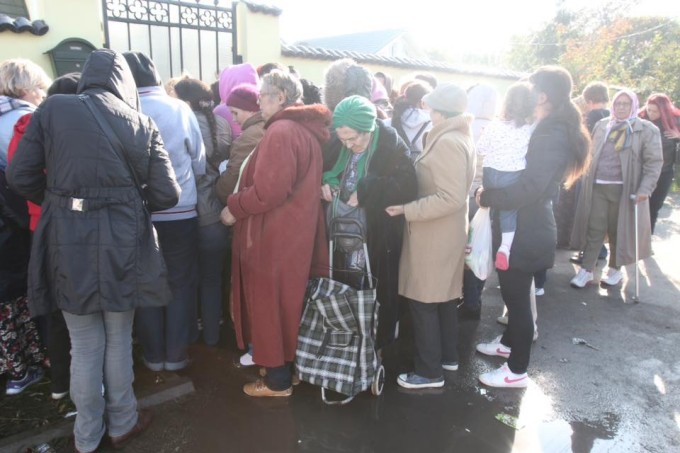 Oamenii au stat la coada pentru a intra in vila de la Afumati