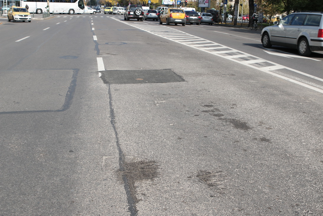 Groapa in care a cazut politistul a fost acoperita. Vineri, ziua in care agentul a fost inmormantat, petele de sange inca erau pe asfalt