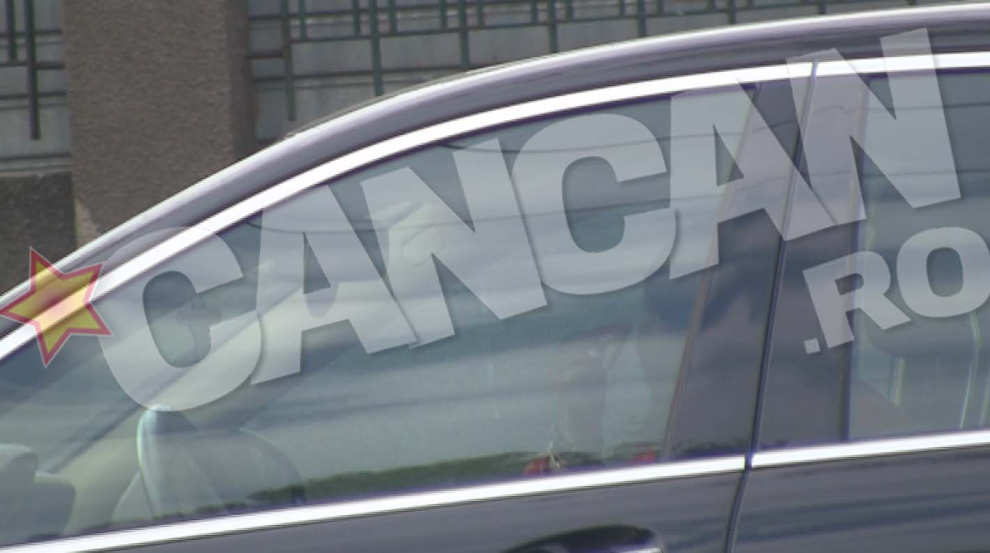 Nu coboara din masina pana nu isi retuseaza machiajul