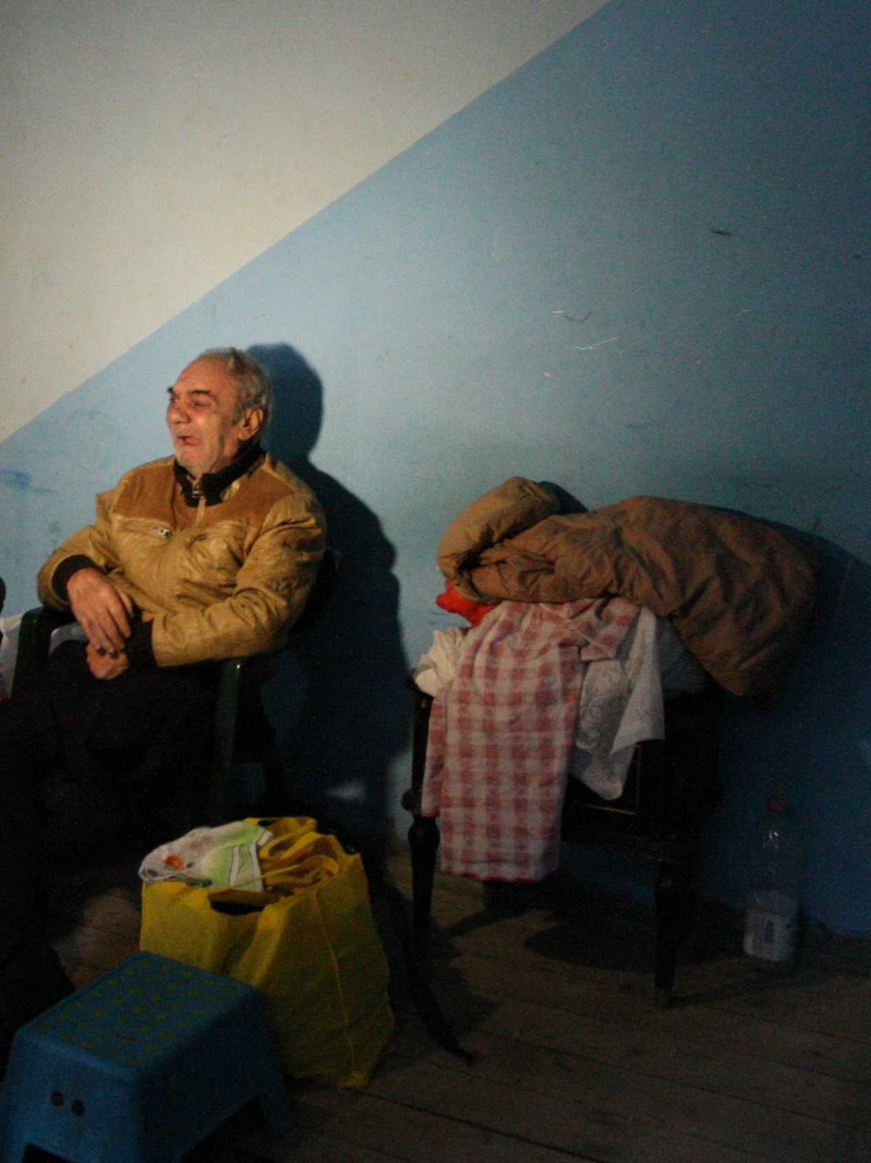 batran casa colectiv incendiu