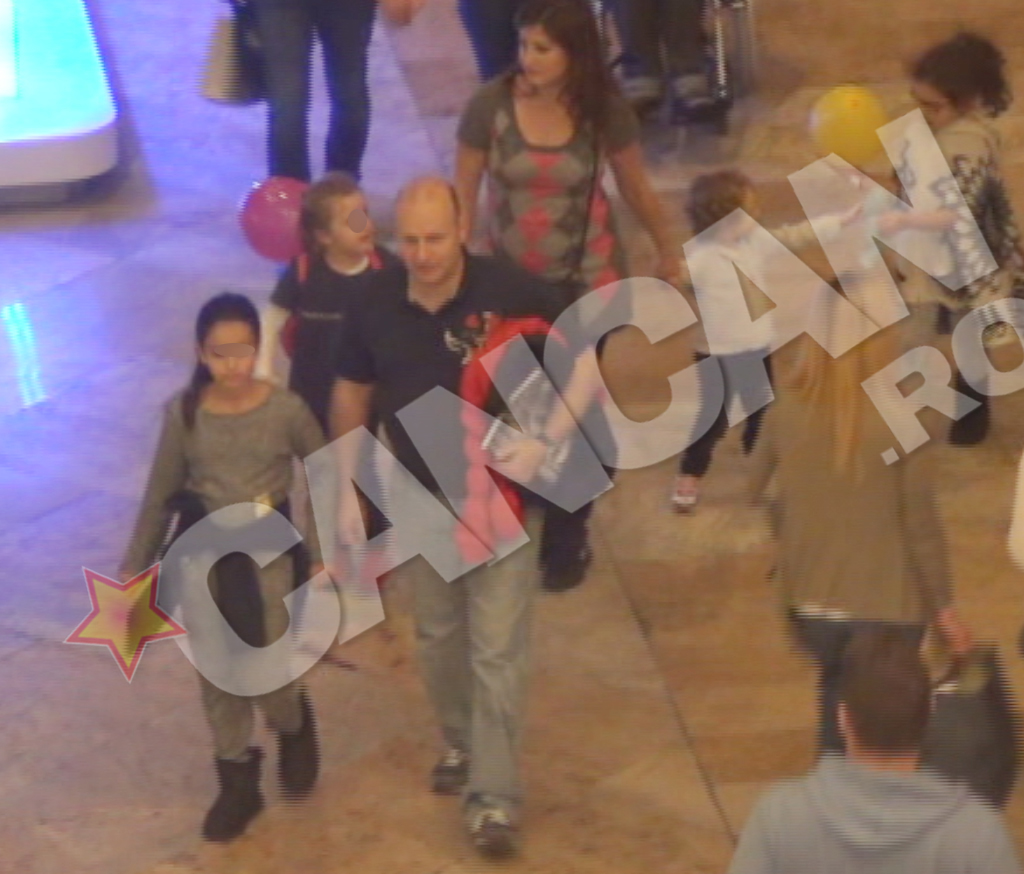 Adriana si-a scos copiii la mall