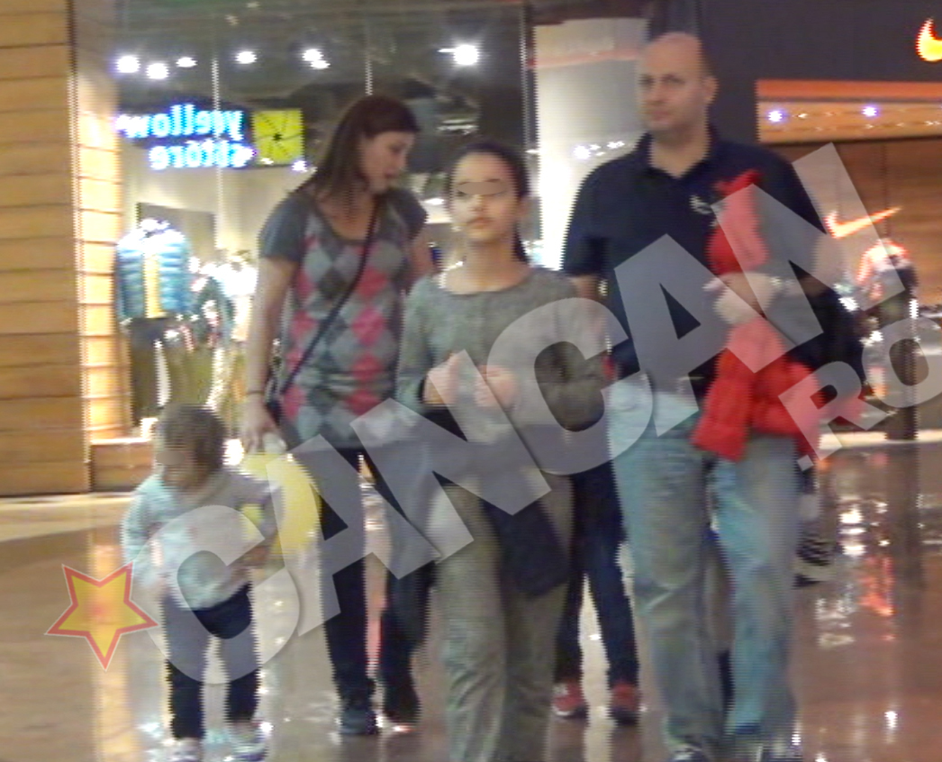 Adriana Nicolae, extrem de atenta cu micutii ei