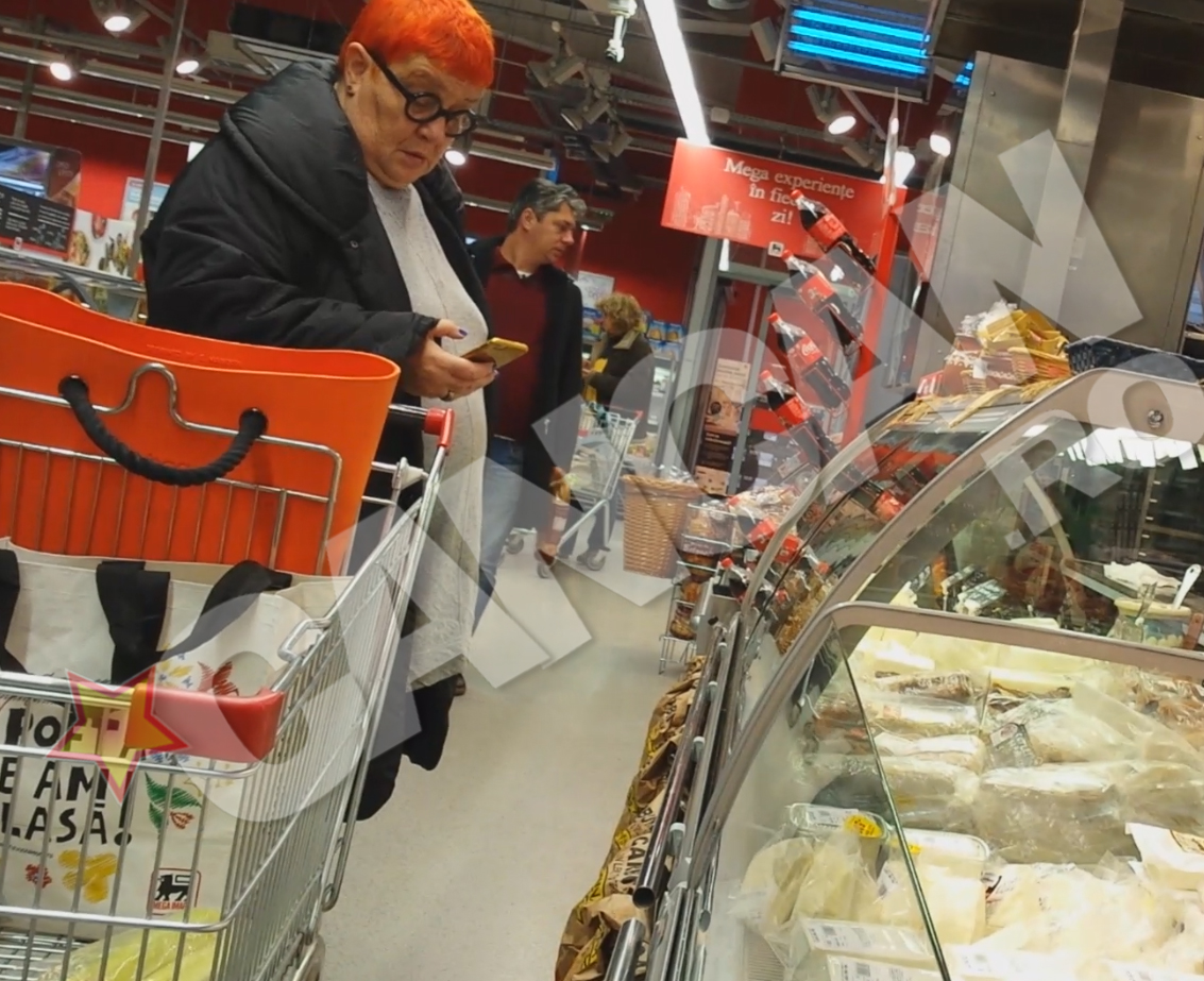 Ruxandra cauta ceva in telefonul mobil