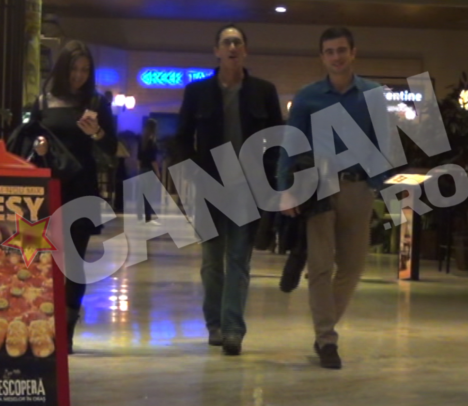 Simona pare preocupata de telefonul mobil si mai putin de cei doi barbati