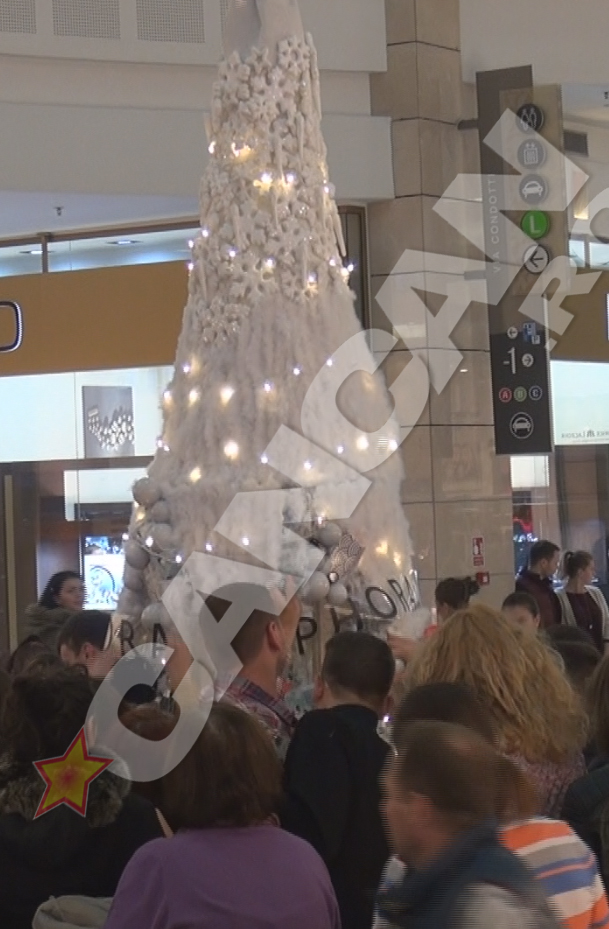 Oamenii sa straduiesc sa ia fiecare cate un produs