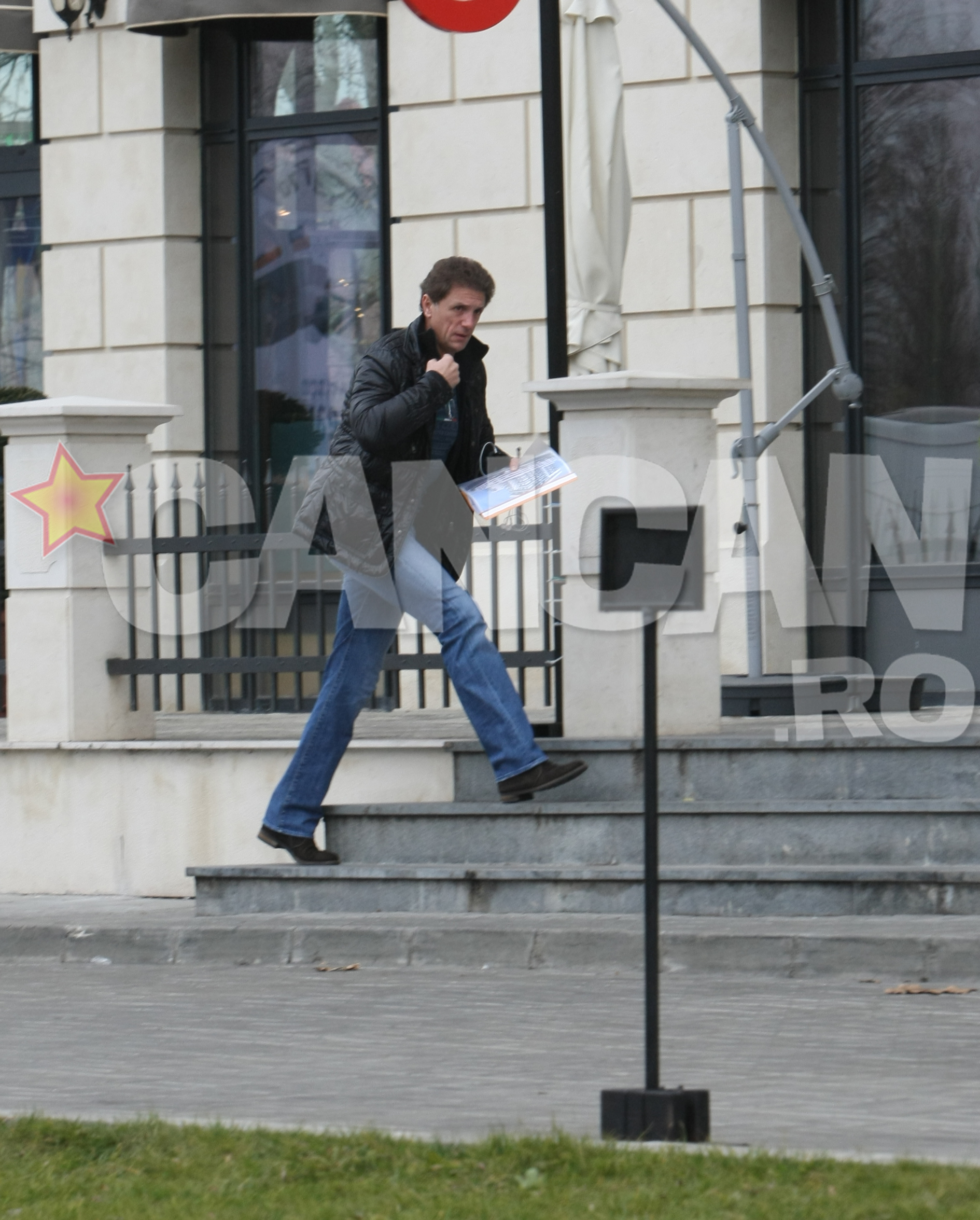 Avea un dosar in mana, doar cu acte