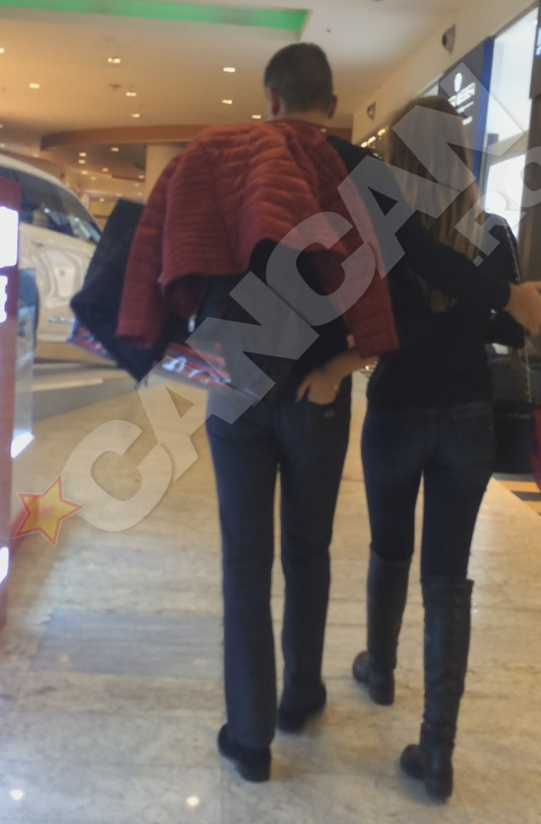 Laura ii baga mana in buzunarul in care se afla portofelul