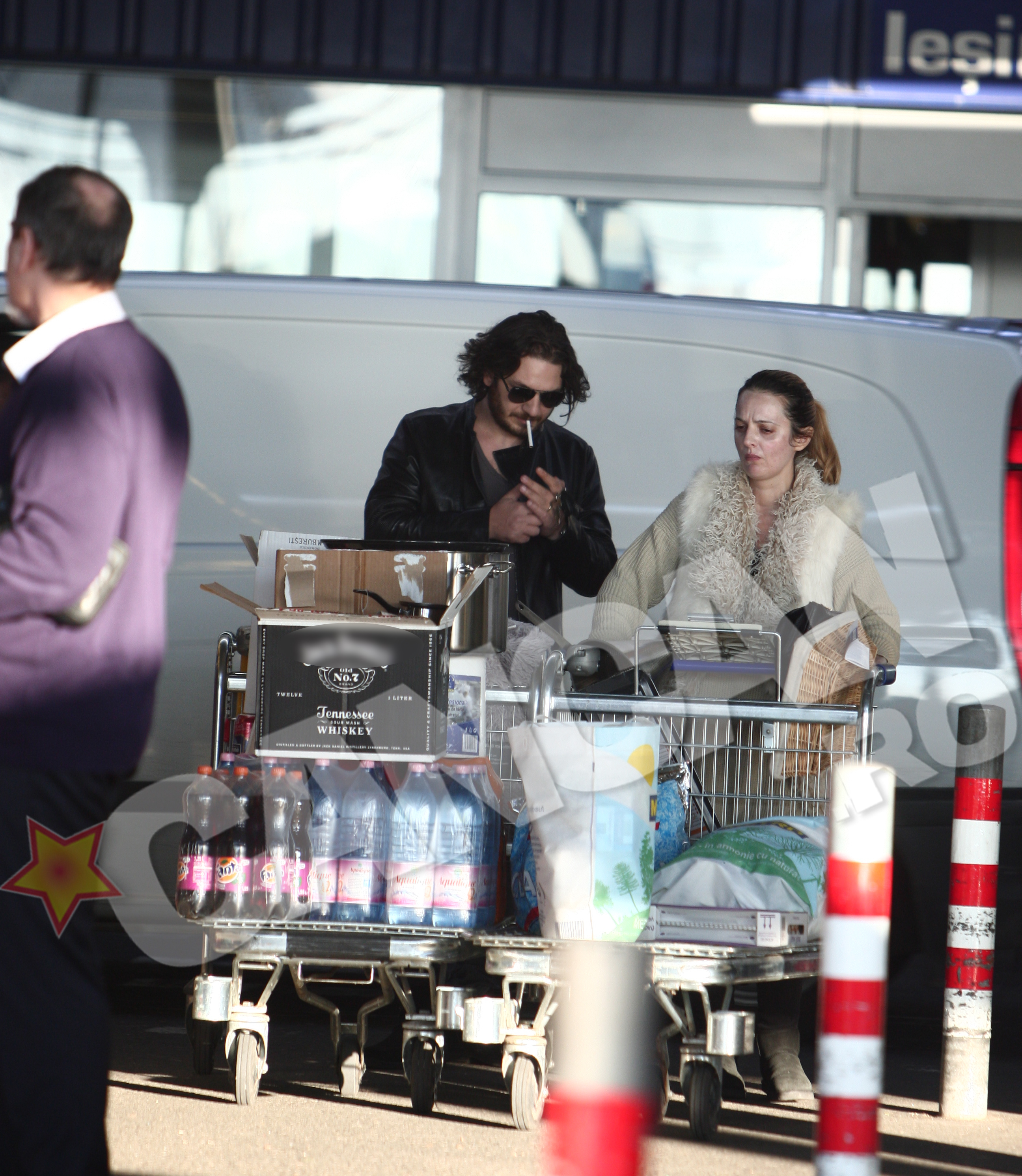 Chef Florin isi aprinde tigara imediat ce iese din magazin