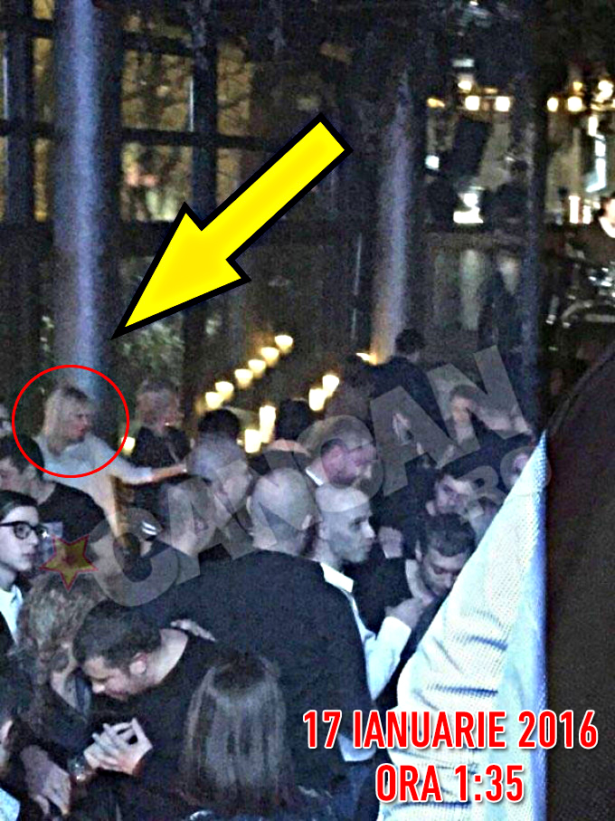 Elena Udrea, in timp ce ciocneste un pahar cu un amic, in restaurantul Nuba