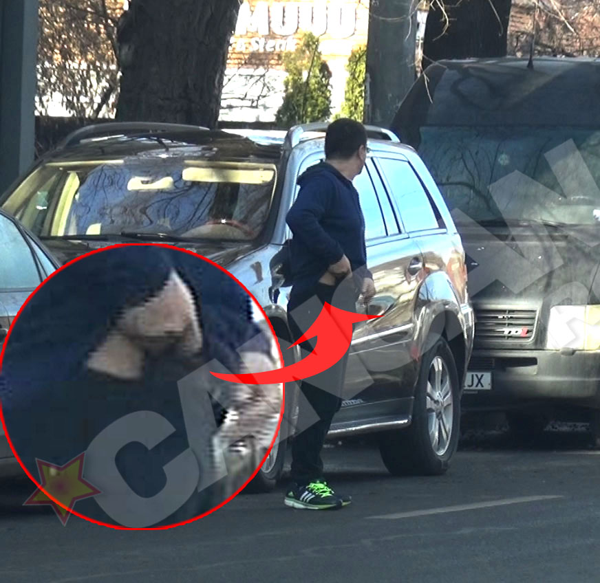 Actorul isi scoate portofelul de la braul pantalonilor si il baga in buzunar