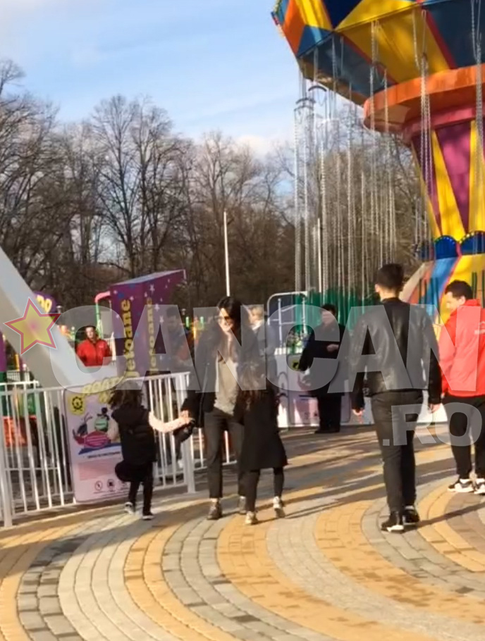 Cele doua fetite se indreapta spre mama sa, Adelina